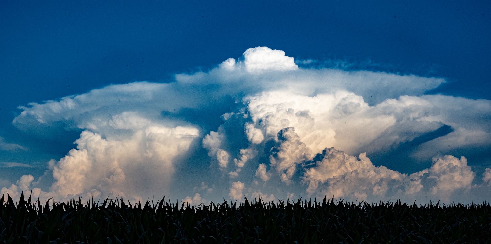 large clouds over horizon